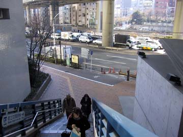 飯田橋歩道橋を降りる階段の写真3