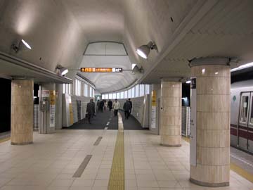 大江戸線飯田橋駅地下通路の写真