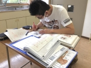 墨字教科書で勉強する生徒