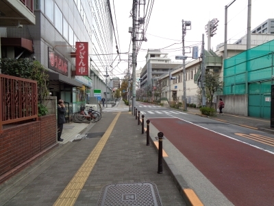 道路を右にわたる横断歩道の写真