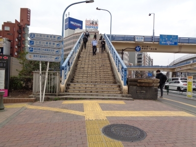 飯田橋歩道橋の階段の写真